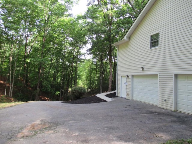 152 Royal Oaks Ln, Dahlonega, GA 30533 - garage featuring driveway