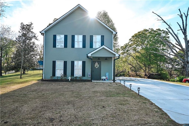 traditional-style house with a front yard
