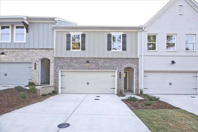 view of front facade featuring a garage