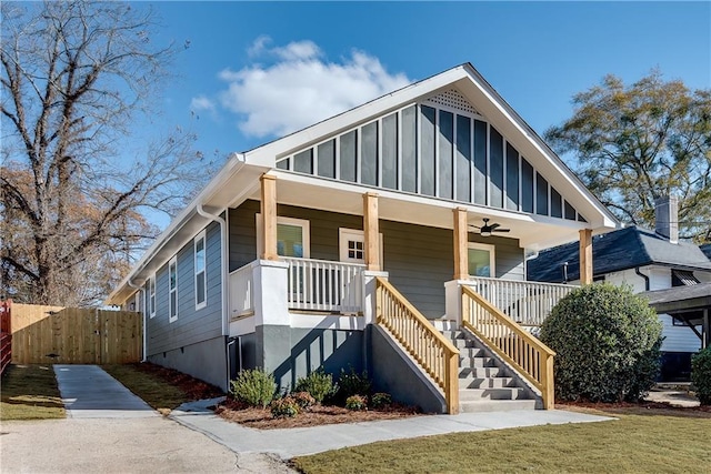 view of front of house featuring ceiling fan, covered porch, and a front yard