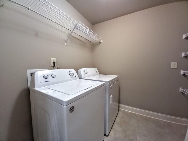 laundry room with laundry area, baseboards, and independent washer and dryer