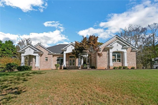 view of front of property featuring a front yard