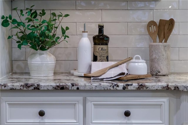 details featuring tasteful backsplash