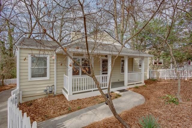 view of front facade with covered porch and fence