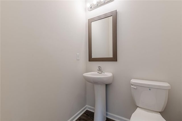 bathroom featuring toilet and sink