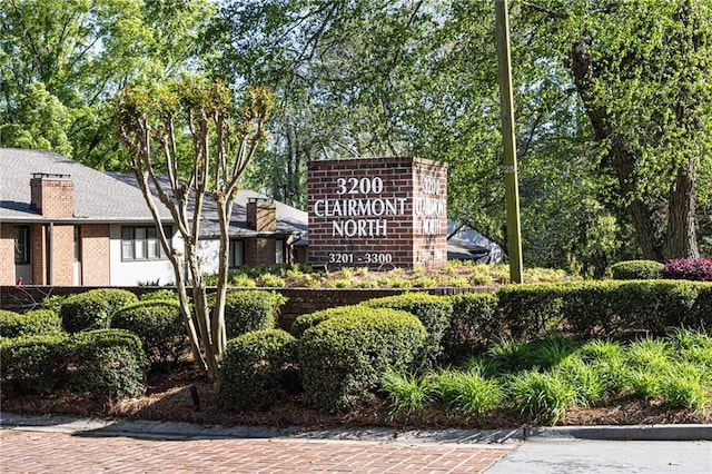 view of community / neighborhood sign