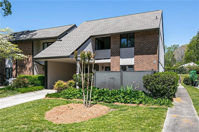 view of front facade featuring a front lawn