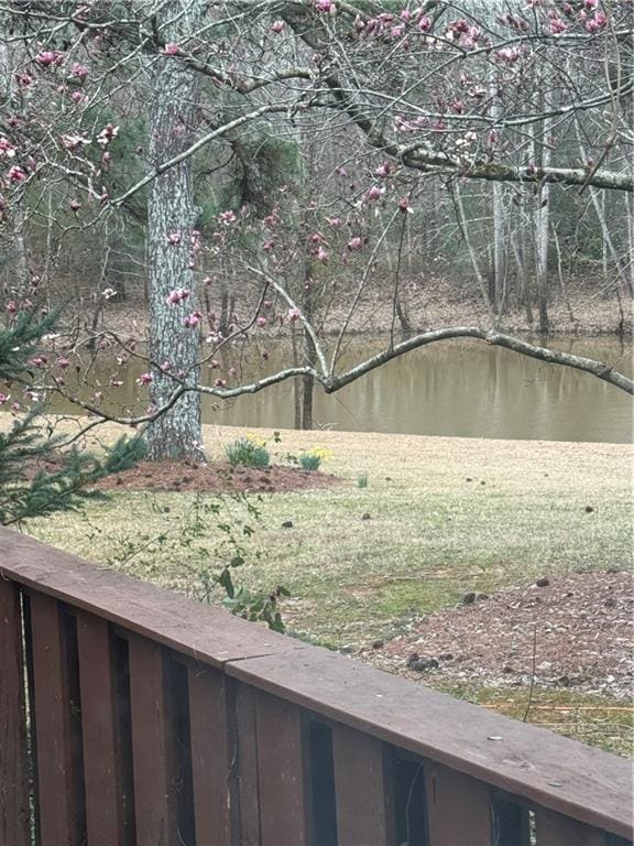 view of yard featuring a water view