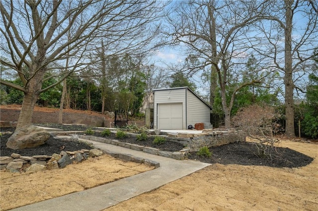 view of yard featuring a garage and an outdoor structure