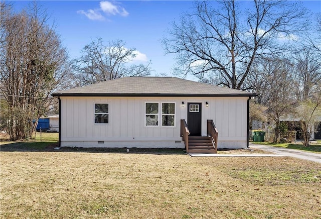 view of front of home with a front lawn