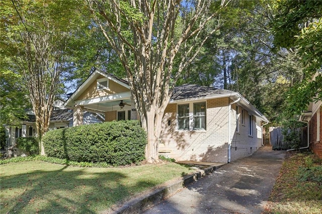 view of front of home featuring ceiling fan and a front lawn