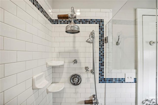 bathroom featuring a tile shower and tile walls