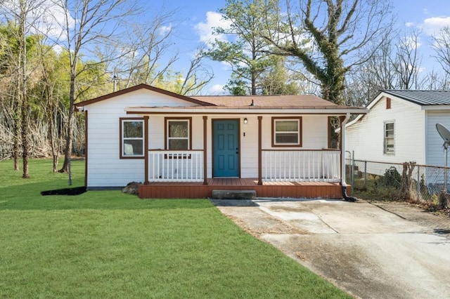 view of front facade featuring a front yard and covered porch