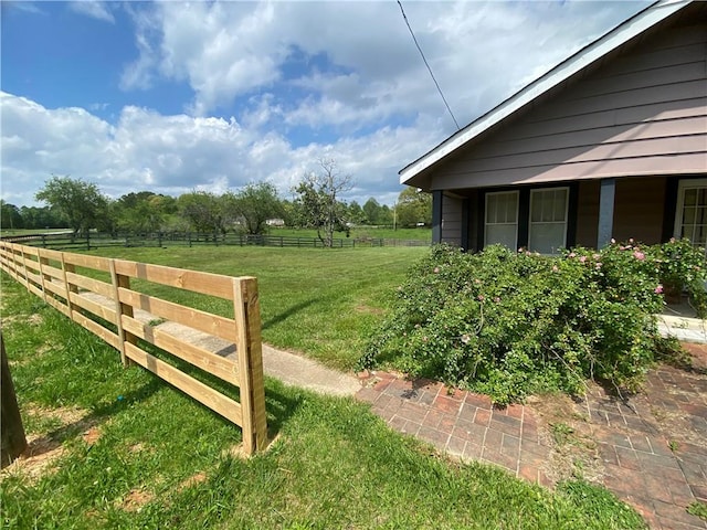 view of yard featuring a rural view