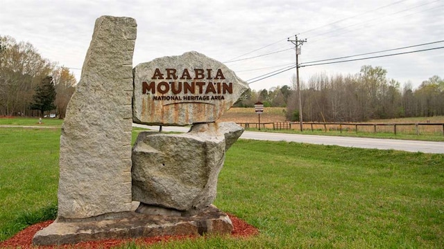 community sign with a yard