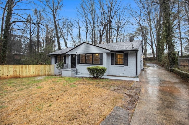 view of front of property featuring a front yard