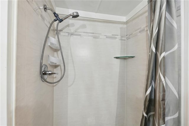 details featuring tiled shower