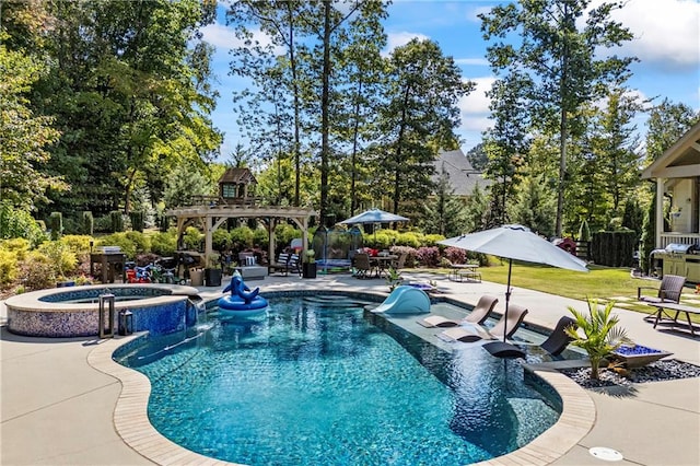 view of pool featuring a pool with connected hot tub, a patio area, and a pergola