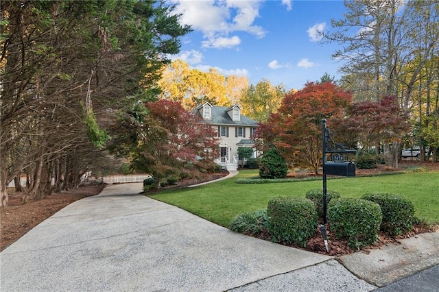 view of front of property featuring a front lawn