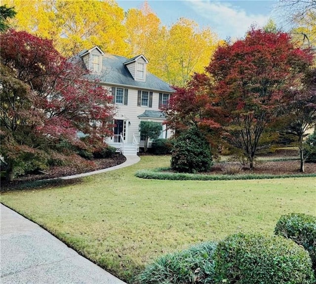 colonial house featuring a front yard