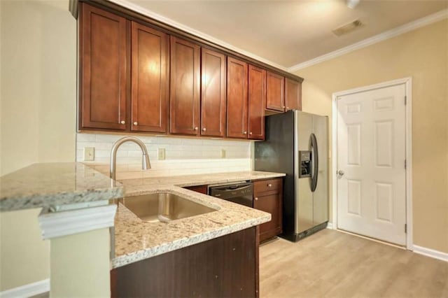 kitchen with a peninsula, a sink, visible vents, dishwasher, and stainless steel fridge