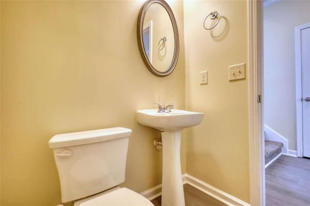 bathroom featuring toilet and baseboards