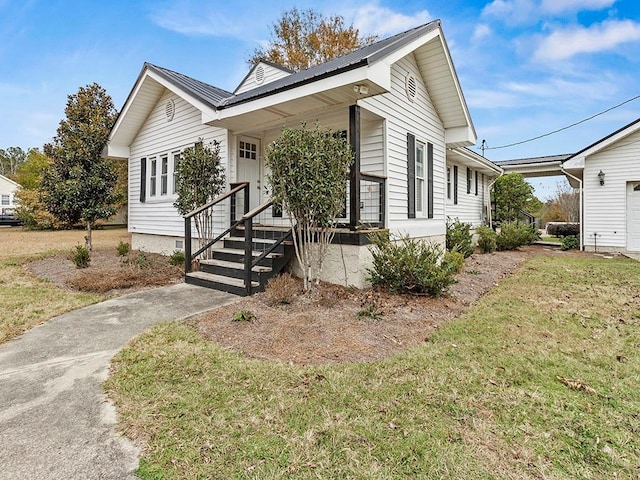 view of front facade with a front lawn