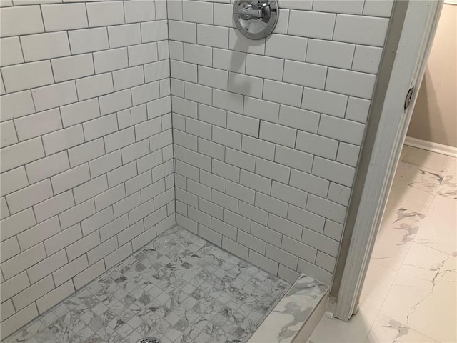 bathroom featuring a tile shower