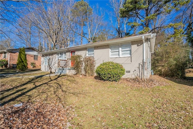 single story home with a front lawn