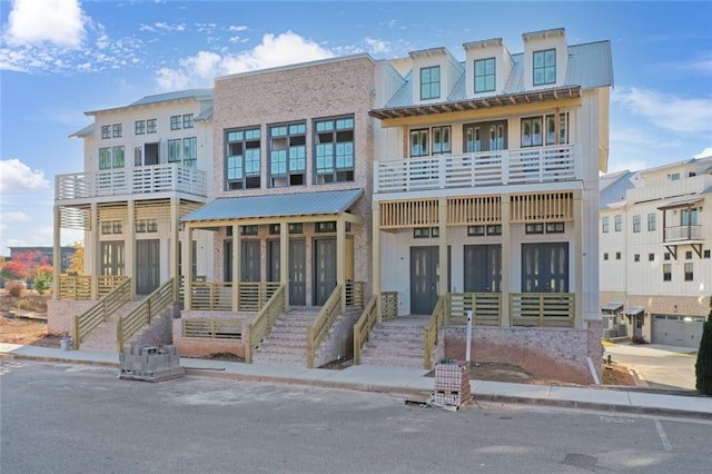 view of front of property featuring a balcony