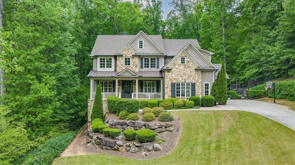 craftsman-style home featuring a front lawn