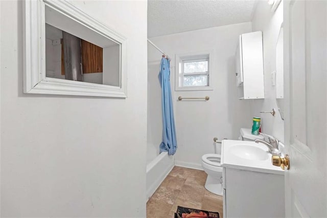 full bathroom featuring vanity, a textured ceiling, toilet, and shower / bath combo with shower curtain