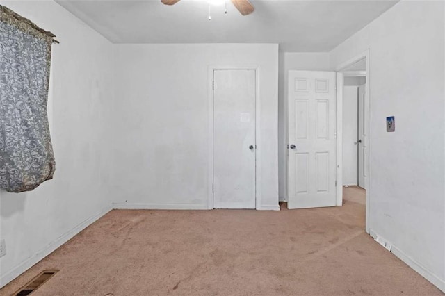 carpeted empty room featuring ceiling fan