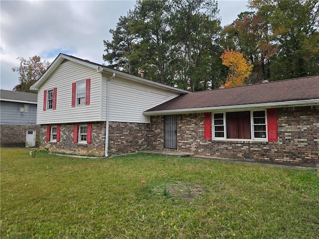 split level home with a front yard