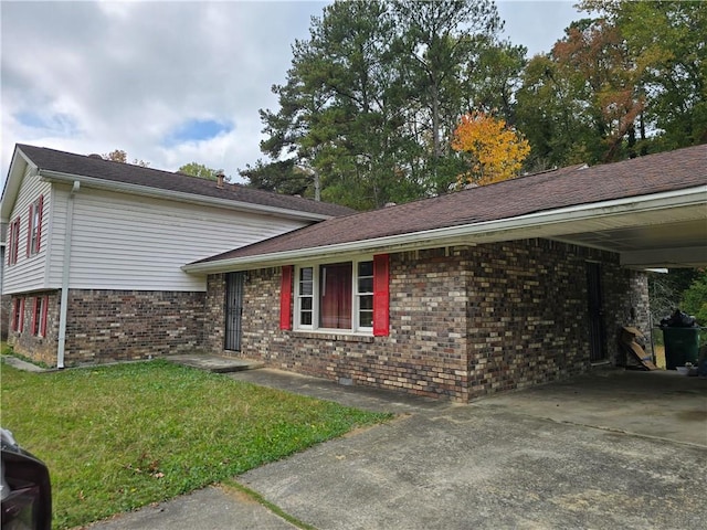 view of front of property featuring a carport and a front yard