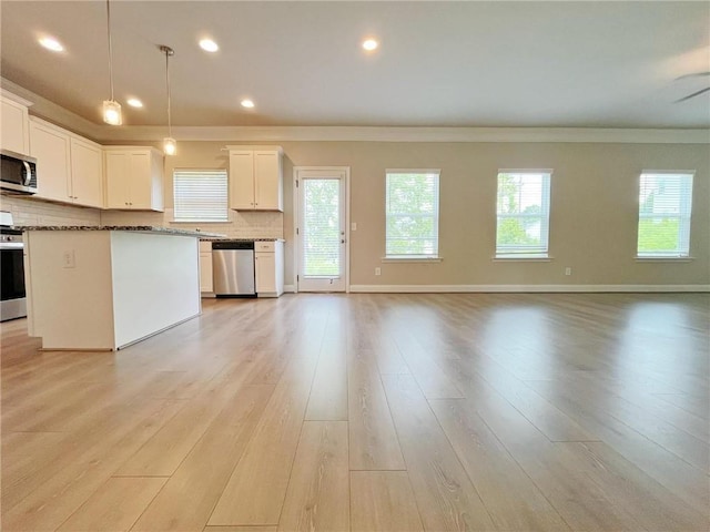 5119 Aylesbury Ct, Hoschton, GA 30548 - kitchen featuring ornamental molding, stainless steel appliances, backsplash, and open floor plan