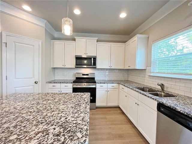 5119 Aylesbury Ct, Hoschton, GA 30548 - kitchen with tasteful backsplash, crown molding, a sink, stone countertops, and appliances with stainless steel finishes