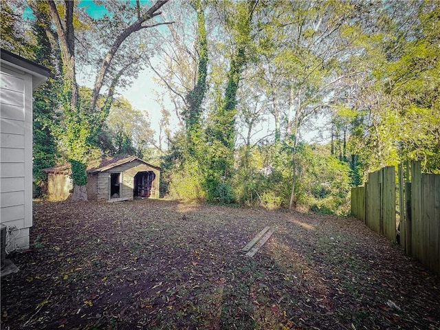 view of yard with an outbuilding