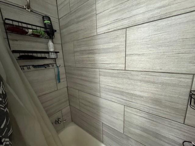 2620 Northview Ave, Decatur, GA 30032 - bathroom featuring shower / bath combination with curtain