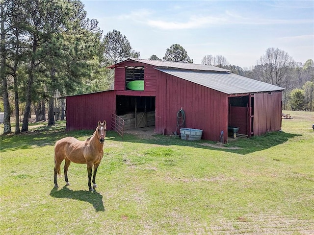 view of outdoor structure with a yard