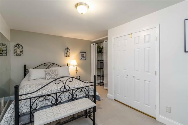 3780 Summit Gate Dr, Suwanee, GA 30024 - bedroom featuring light carpet, a closet, and baseboards