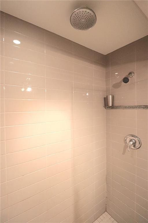 bathroom featuring tiled shower