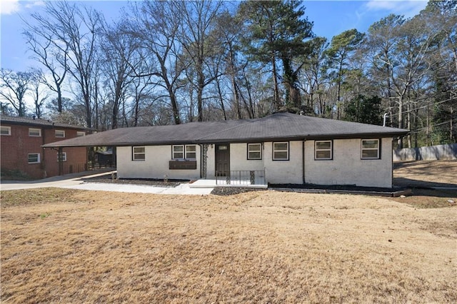 view of front facade featuring a front yard