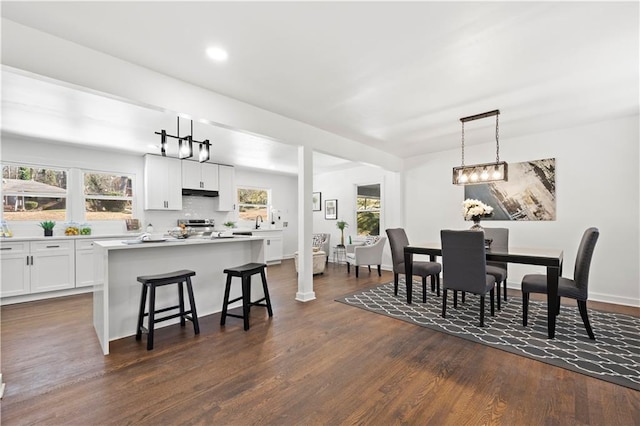 dining area with dark wood-type flooring, recessed lighting, and baseboards