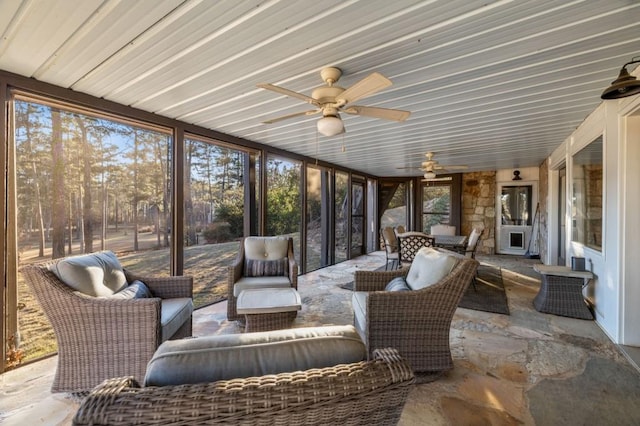 sunroom with ceiling fan