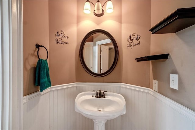 bathroom featuring sink