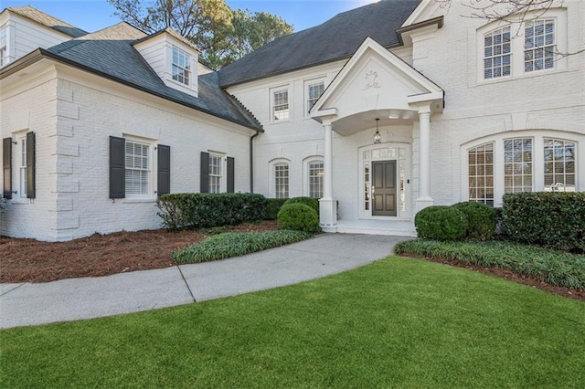 view of front of house featuring a front lawn