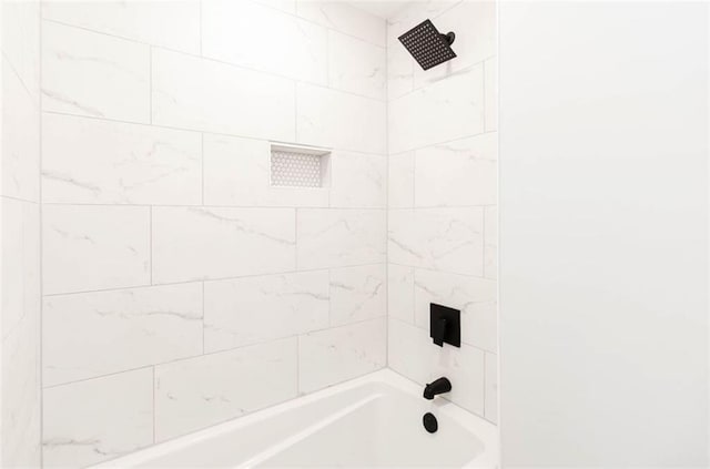 bathroom with tiled shower / bath