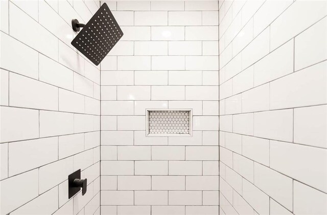 bathroom featuring tiled shower