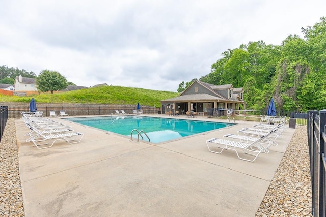 862 Blind Brook Cir, Hoschton, GA 30548 - community pool with a patio area